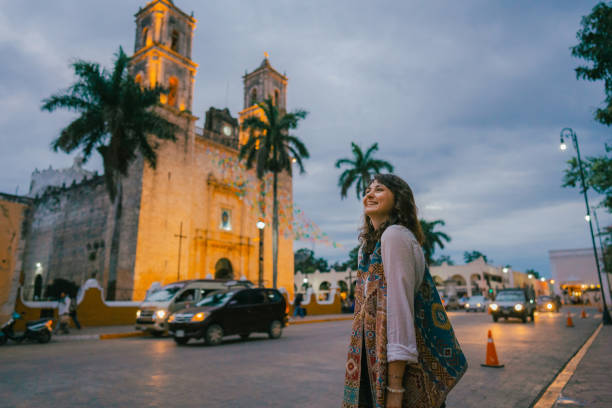 frau schaut auf kirche in valladolid stadt, mexiko - colonial style fotos stock-fotos und bilder