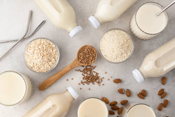 botellas y vasos de alternativas lácteas variadas, sin lactosa, vegetales - soybean merchandise soy milk milk fotografías e imágenes de stock