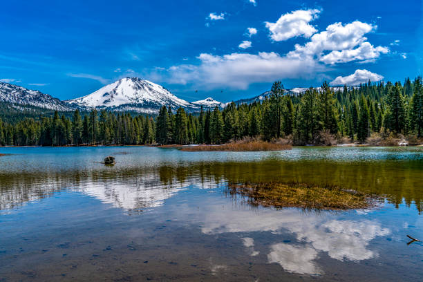 マンザニータ湖とラッセンピークの雲 - manzanita lake ストックフォトと画像