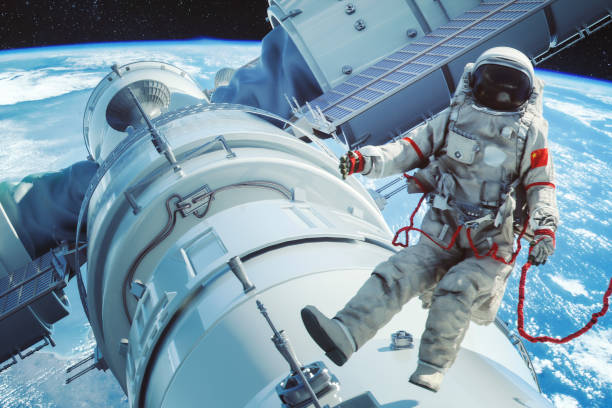 astronauta chino sobre el módulo principal tianhe en la estación espacial tiangong - astronaut space zero gravity spacewalk fotografías e imágenes de stock