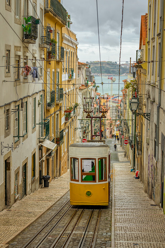 románticas calles estrechas del casco antiguo de Lisboa photo