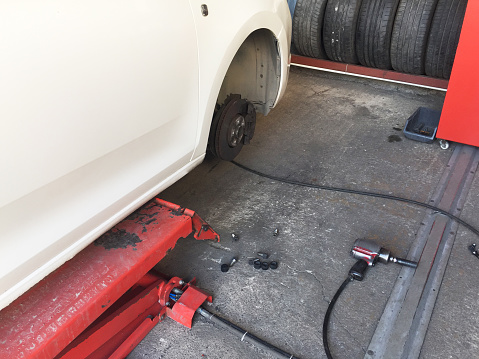 Tire change in the car service