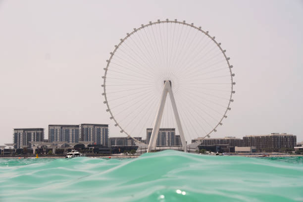 tomada desde el mar con vistas a la noria de dubai - jumeirah beach hotel fotos fotografías e imágenes de stock