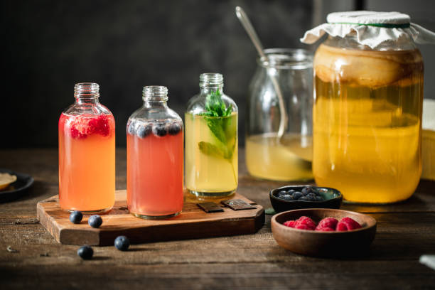 ароматизированные чайные бутылки чайного гриба на кухне - juice glass healthy eating healthy lifestyle стоковые фото и изображения