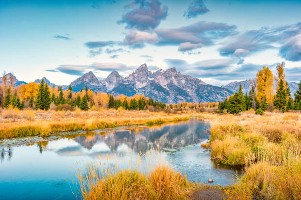 parc national de grand teton snake river reflection - wyoming teton range jackson hole autumn photos et images de collection