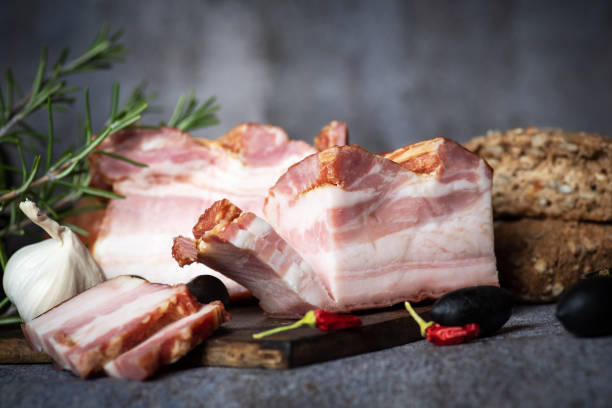 bacon de porco defumado. - smoked bacon - fotografias e filmes do acervo