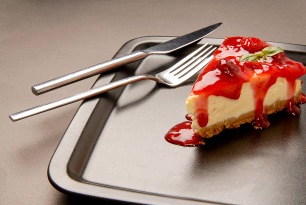 ストロベリーソースのチーズケーキ - strawberry cheesecake ストックフォトと画像