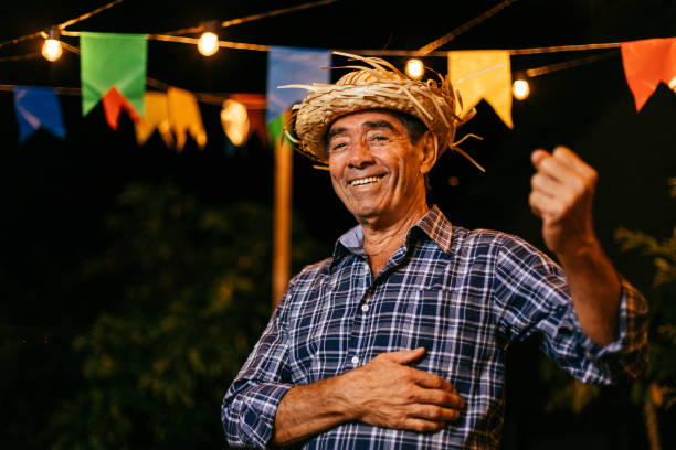 hombre mayor durante la típica festa junina brasileña - old culture fotografías e imágenes de stock
