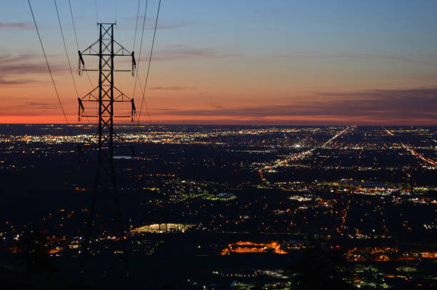 denver, co mit blick nach osten bei sonnenaufgang - stromnetz stock-fotos und bilder