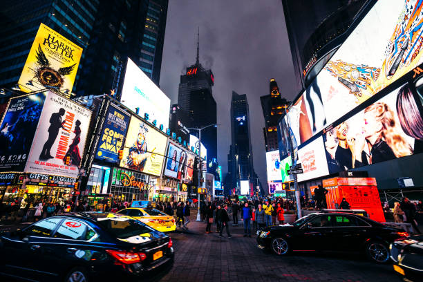 tráfico nocturno de times square, nueva york - times square billboard street night fotografías e imágenes de stock