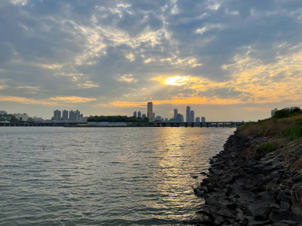 istock Yeouido and Han River at Sunset 1396577361