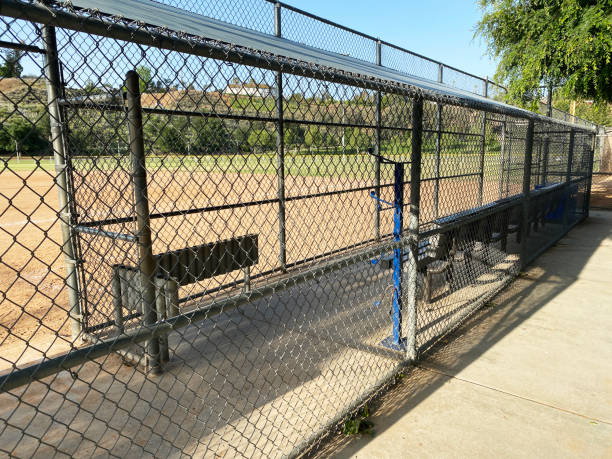 campo de beisebol cadeia link cerca dugout prática playground parque esportivo vazio estádio - baseball dugout baseball diamond practicing - fotografias e filmes do acervo