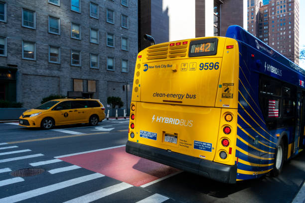 вид сзади нью-йоркского автобуса столичного транспортного управления. гибридный автобус с чистой энергией - 253 стоковые фото и изображения