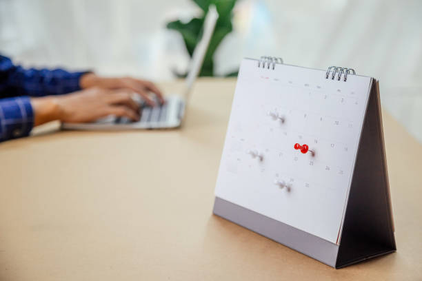 Calendar desk place on the table. Desktop Calender for Planner to plan agenda, timetable, appointment, organization, management each date, month, and year on wooden office table. Calendar Concept. escritorio del calendario colocado sobre la mesa. calandra de escritorio para planner para planificar la agenda, el horario, la cita, la organización, la administración cada fecha, mes y año en una mesa de oficina de madera. concepto de calendario.