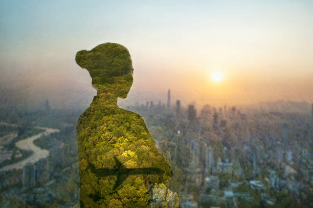 chinesische erwachsene frau steht in kontemplation in der stadt mit naturbäumen und flugzeugschatten, smog, rückansicht, taille nach oben, mehrschichtiger effekt, zusammengesetztes bild, frauen - globe reflection earth business stock-fotos und bilder