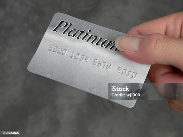 Mão Com Cartão De Crédito - Fotografias de stock e mais imagens de Cartão de Crédito - Cartão de Crédito, Comprar, Fotografia - Imagem