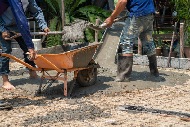 construcción insegura de trabajadores migrantes de myanmar mientras vierten losas de hormigón en el sitio de construcción, tailandia. - trabajador emigrante fotografías e imágenes de stock