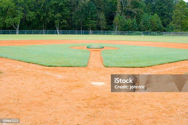 Jogar Com Bola - Fotografias de stock e mais imagens de Campo de Basebol - Campo de Basebol, Montículo de Lançador de Basebol, Barro