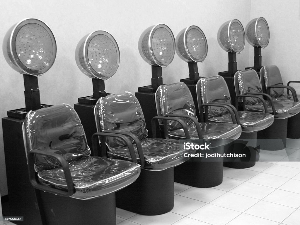 Secadores num salão de cabeleireiro - Royalty-free Beleza Foto de stock