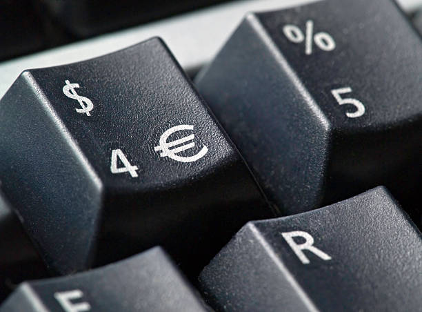 ユーロおよび米ドルでキーボードの標識 - euro symbol currency internet computer keyboard ストックフォトと画像