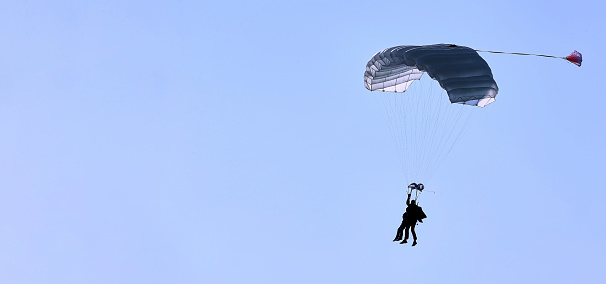 A group of paratroopers construct figures in free fall.