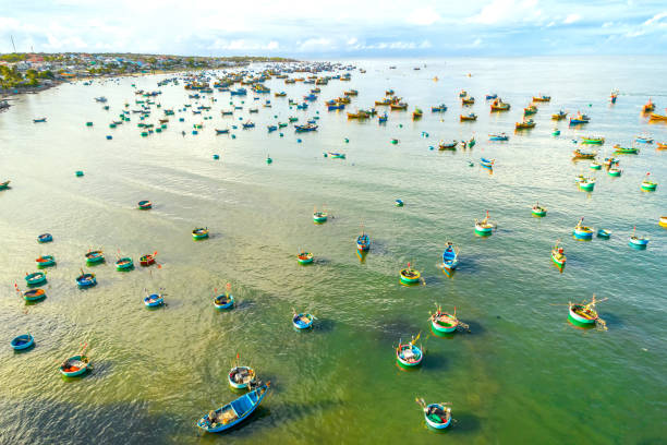 Mui Ne fishing village seen from above Mui Ne fishing village seen from above with hundreds of boats anchored to avoid storms, this is a beautiful bay in central Vietnam mui ne bay photos stock pictures, royalty-free photos & images