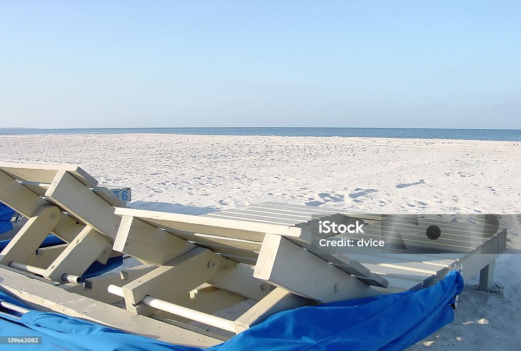 Cadeiras de praia olhando para fora da areia e água - Foto de stock de Tampa - Flórida royalty-free