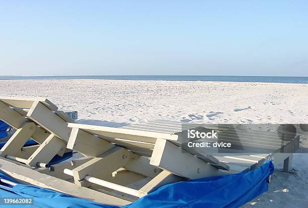 Foto de Cadeiras De Praia Olhando Para Fora Da Areia E Água e mais fotos de stock de Tampa - Flórida