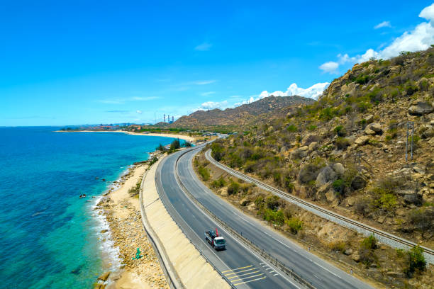 la route côtière dans la baie de ca na, binh thuan vue d’en haut - car horizon over land driving street photos et images de collection