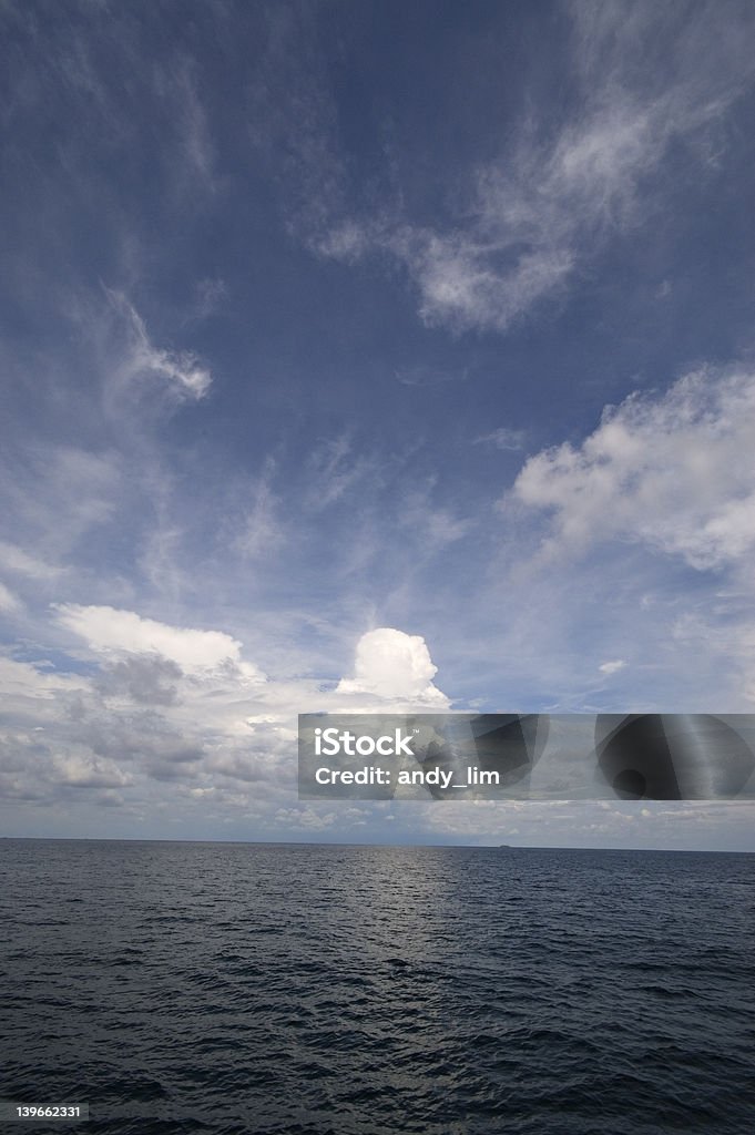 Błękitne niebo, chmury i ocean horizon - Zbiór zdjęć royalty-free (Aspiracje)