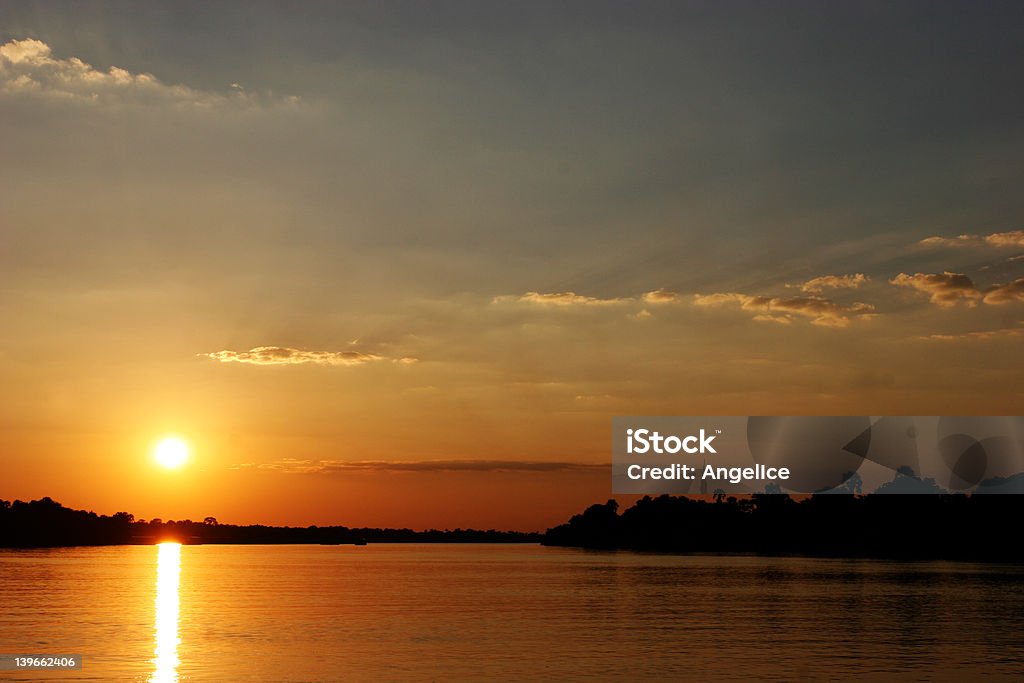 Coucher de soleil au Zimbabwe sur le fleuve Zambèze - Photo de Brillant libre de droits