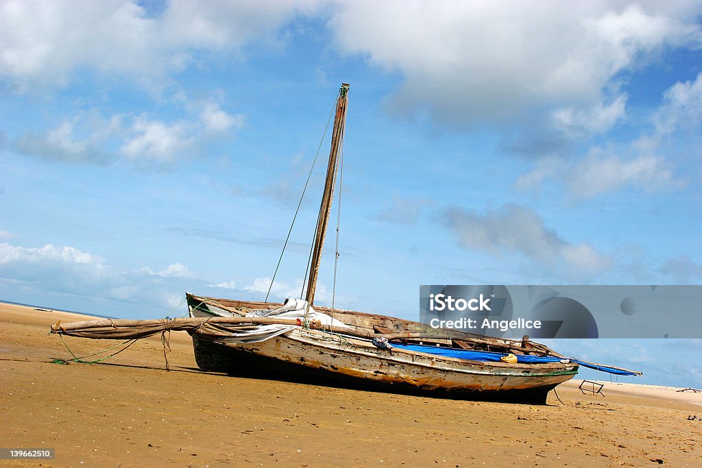 Barca sulla spiaggia - Foto stock royalty-free di Bazaruto