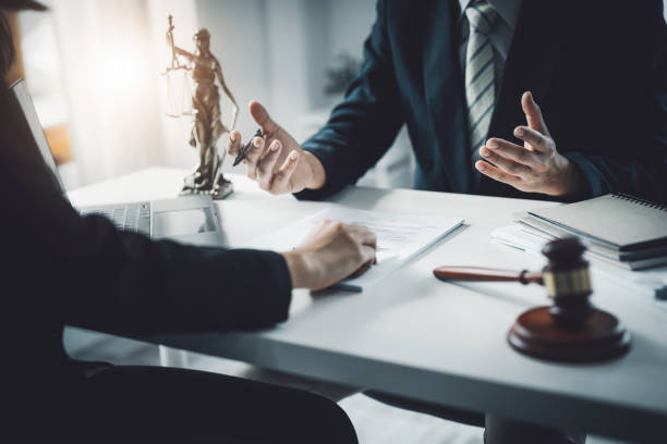 law, consultation, agreement, contract, attorney or lawyer holding a pen  is consulting with a client to explain the pattern of answering questions before going to court to decide a lawsuit. - lei imagens e fotografias de stock