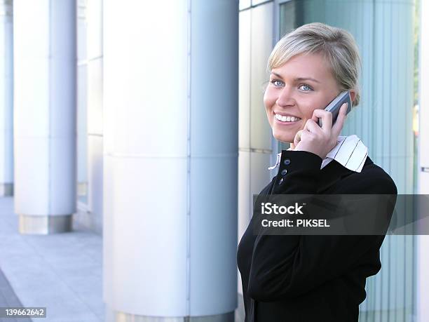 Geschäftsfrau Mit Handy Stockfoto und mehr Bilder von Am Telefon - Am Telefon, Arbeiten, Bauen