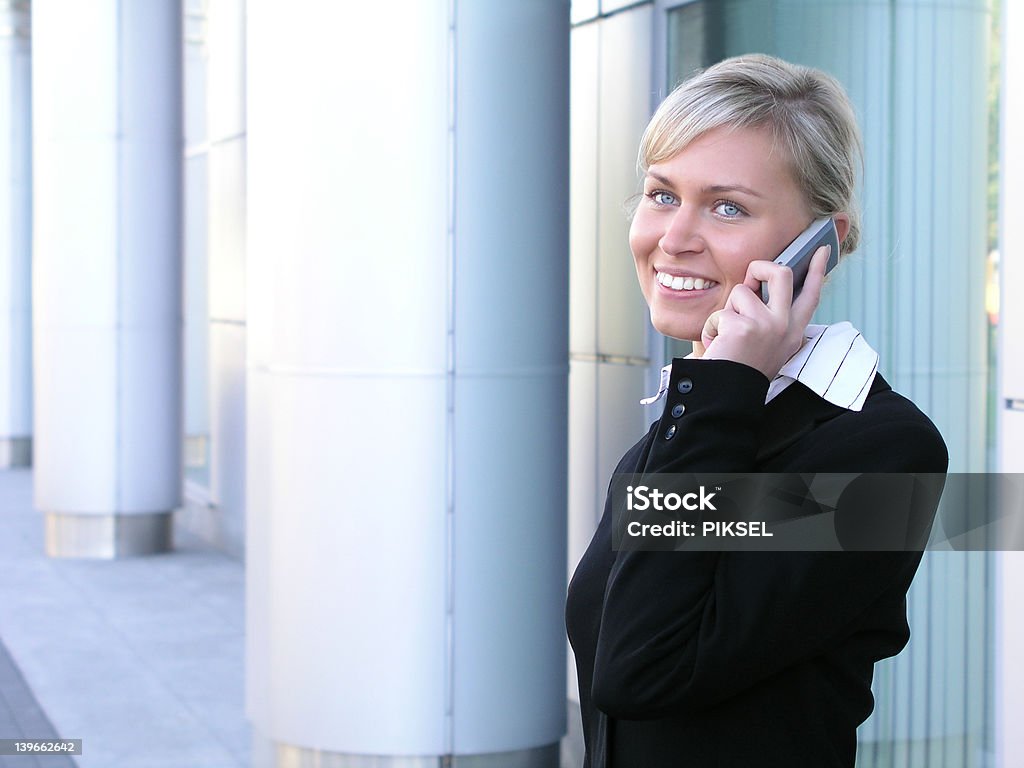 Mujer de negocios usando un teléfono móvil - Foto de stock de Adulto libre de derechos
