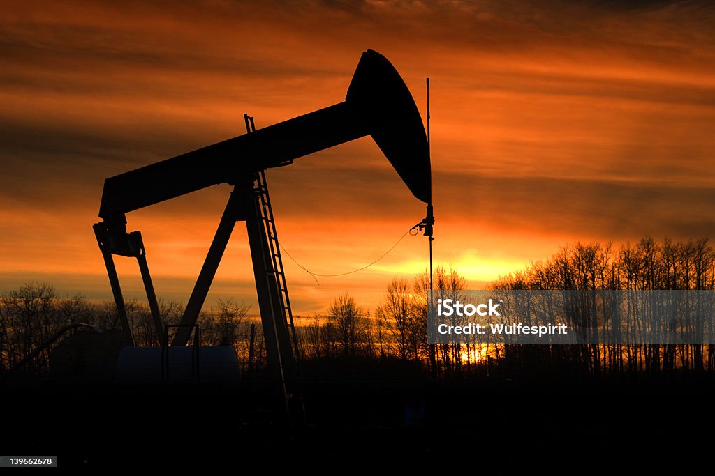 Pumpjack pôr do sol - Royalty-free Abastecer Foto de stock