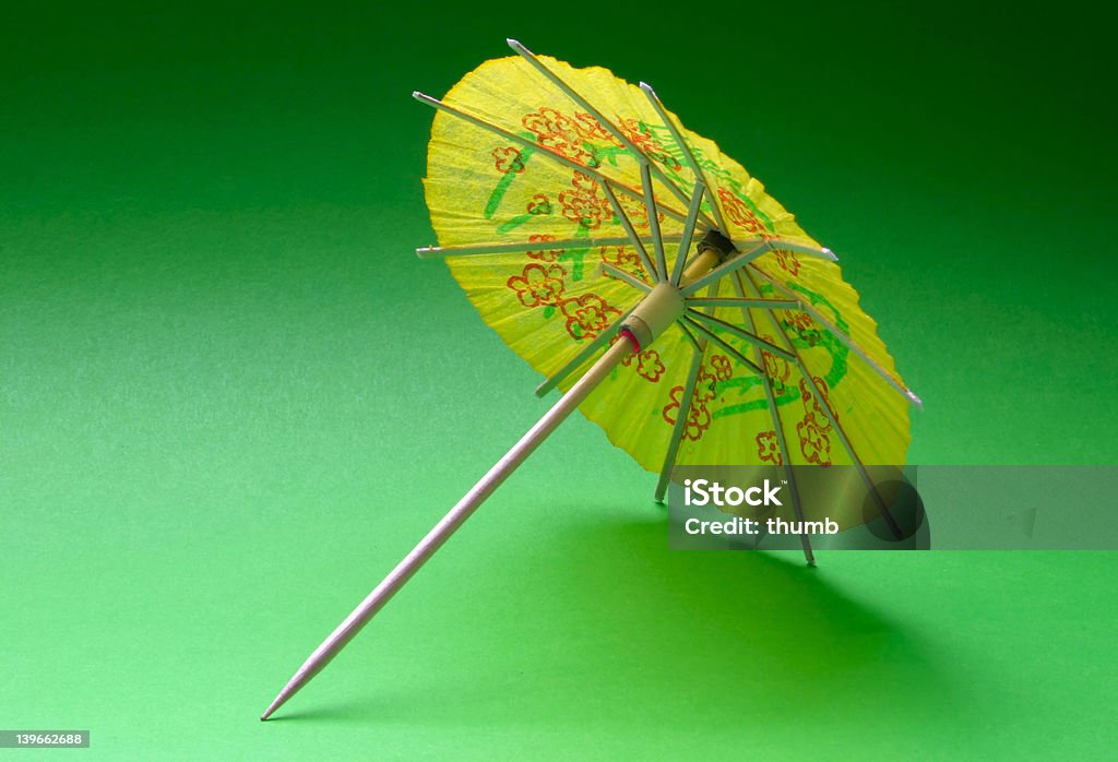 Coquetel de guarda-chuva amarelo#1 - Foto de stock de Amarelo royalty-free