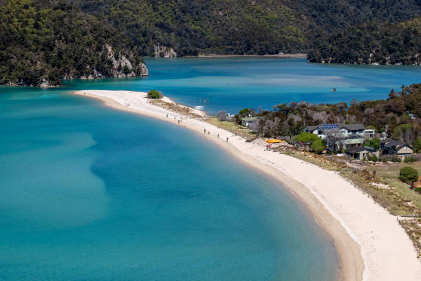 ビーチ、アベルタスマン国立公園の空撮 - abel tasman national park ストックフォトと画像