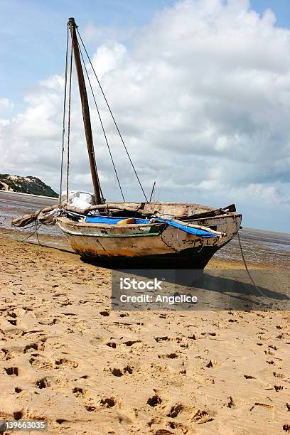 Barco En La Playa Foto de stock y más banco de imágenes de Agua - Agua, Aire libre, Anclado