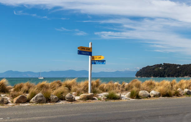 アベル・タスマン国立公園の道路標識 - abel tasman national park ストックフォトと画像