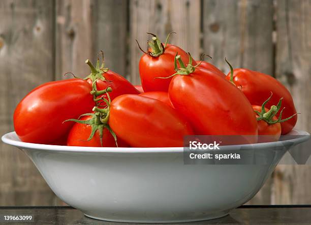 Servir O Tomates - Fotografias de stock e mais imagens de Alimentação Saudável - Alimentação Saudável, Ameixa - Fruta, Ao Ar Livre
