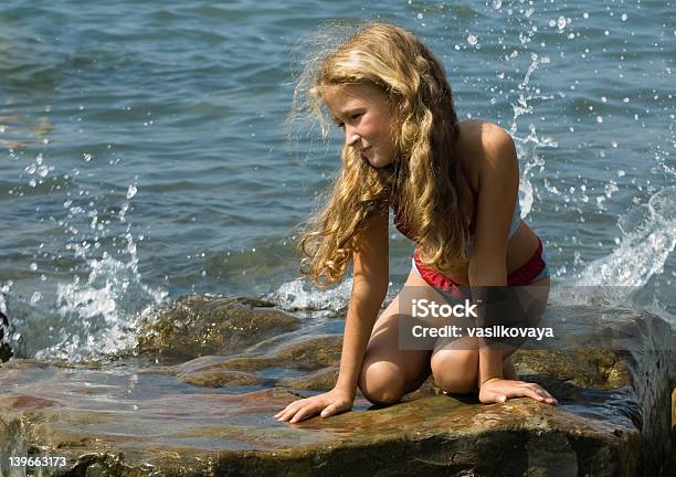 Menina Bonita No Rock - Fotografias de stock e mais imagens de Adulto - Adulto, Ao Ar Livre, Articulação humana