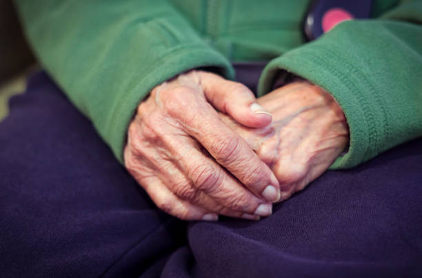 mani di donna anziana, donna anziana indiana asiatica - vulnerabilità foto e immagini stock