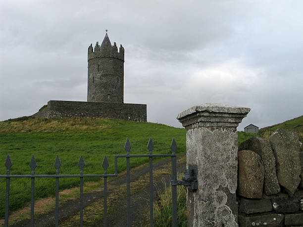 doonagore замок - o`brien`s tower стоковые фото и изображения