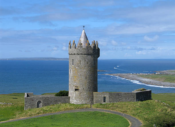 doonagore замок - o`brien`s tower стоковые фото и изображения