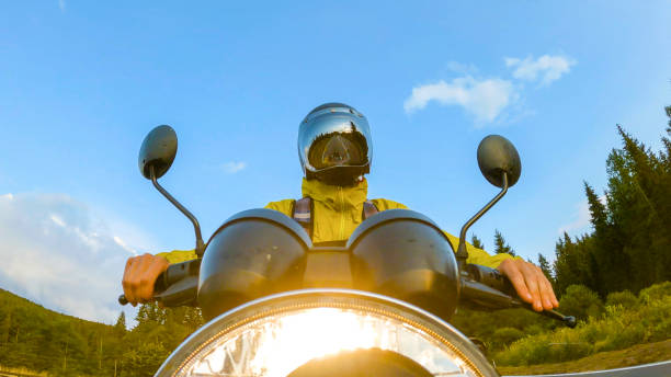 perspectiva em primeira pessoa de motocicleta andando ao longo da estrada da montanha - motorcycle handlebar road riding - fotografias e filmes do acervo