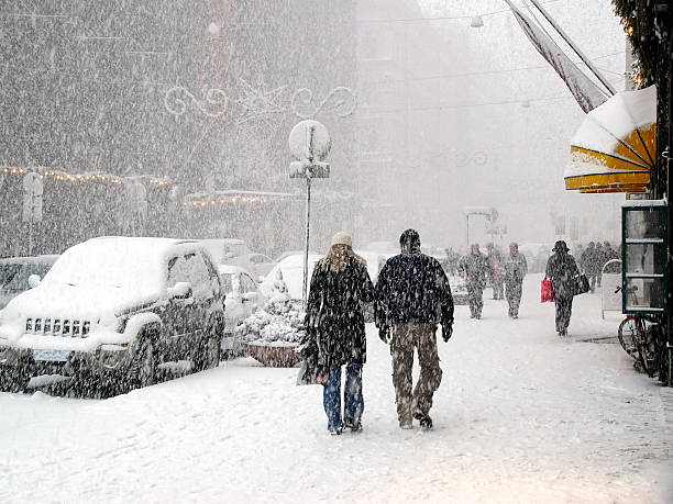 snowstorm en la ciudad - thick snow fotografías e imágenes de stock