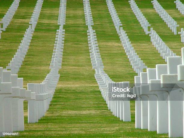 Atraviesa Filas En Una Guerra Cemetry Foto de stock y más banco de imágenes de Cementerio - Cementerio, Cruz - Objeto religioso, Cultura estadounidense