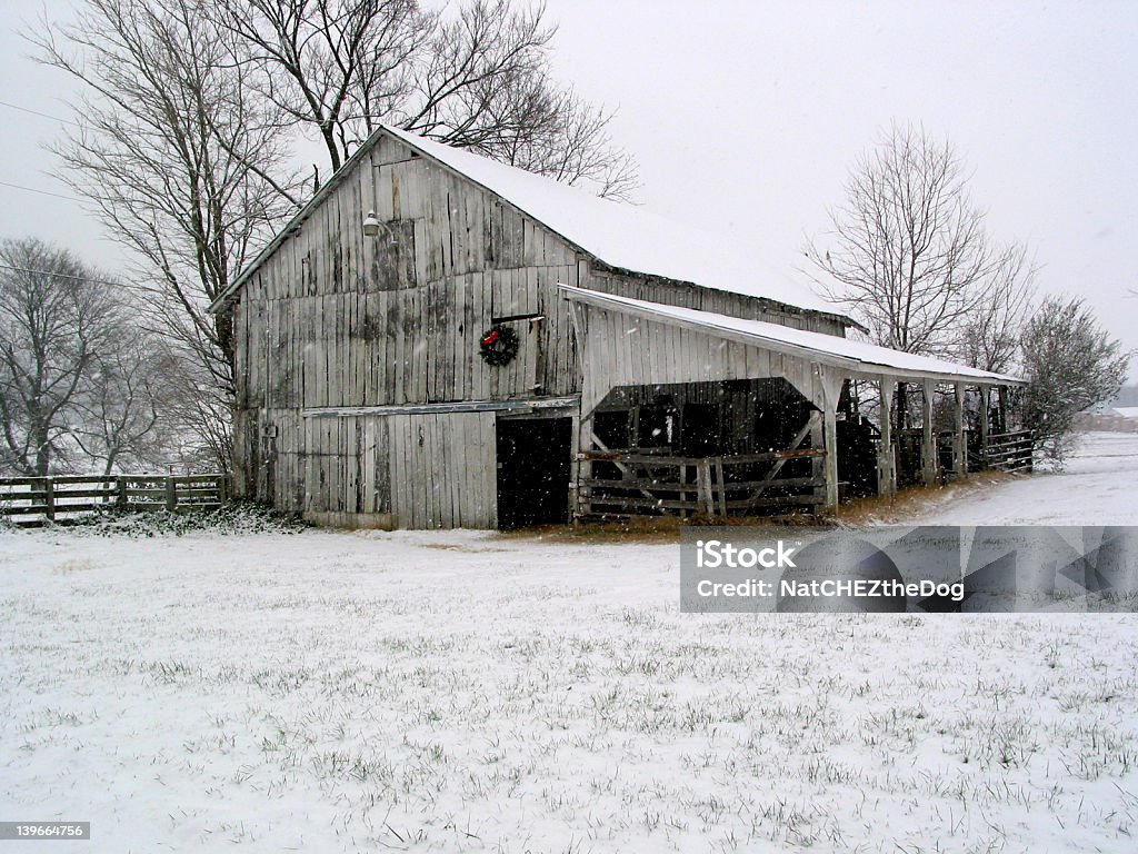 Grange dans la neige - Photo de Couronne florale libre de droits