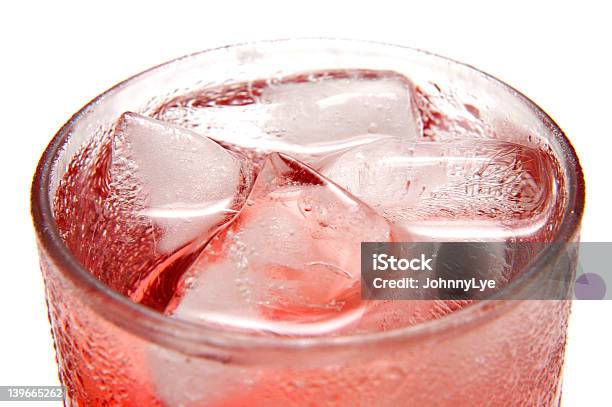 Bebida Fría Foto de stock y más banco de imágenes de Cubito de Hielo - Cubito de Hielo, Flotar sobre agua, Agua